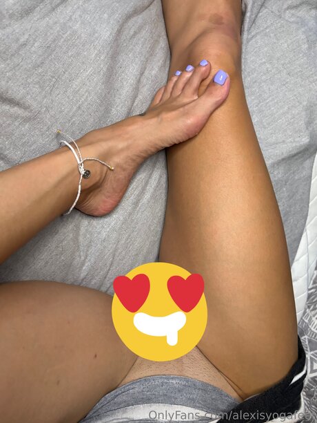 Alexisyogafeet star sexy pics