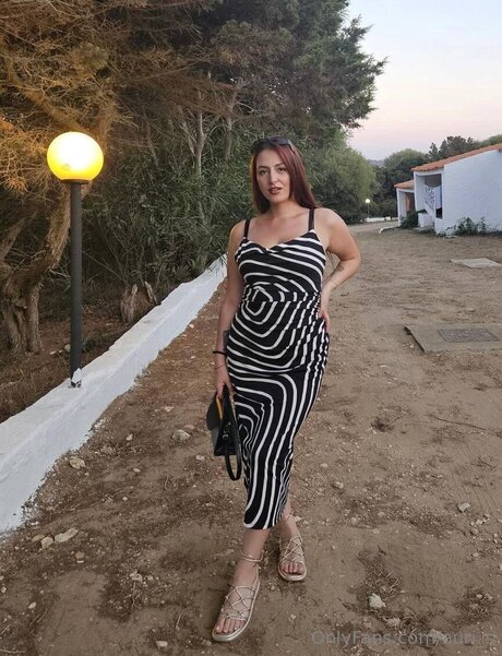 Auri S model sexy photos