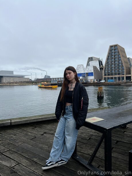 Lolla Sin pretty actress gallery