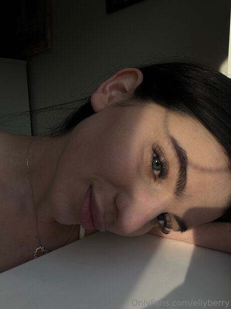 Ellyberry model pretty pic