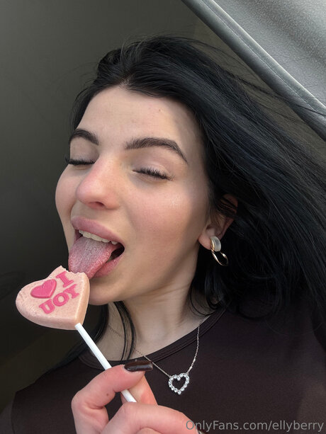 Ellyberry sexy star pic