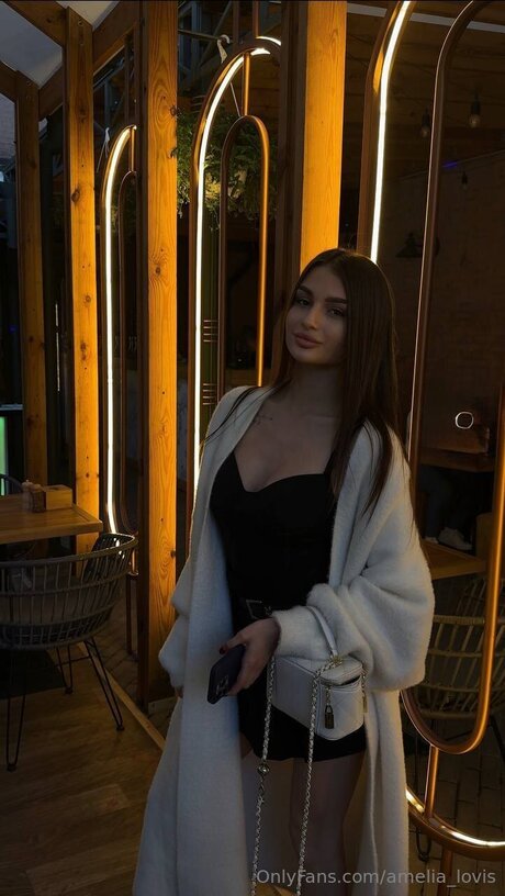 Amelia Lovis art model pics