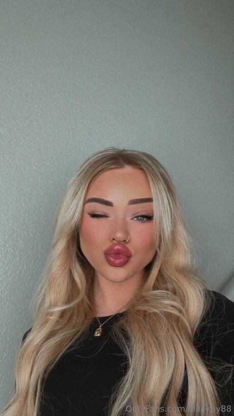 Xo Ellie nudes model photo