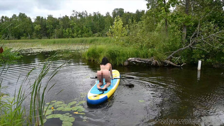 Toplesshiking model nudes picture