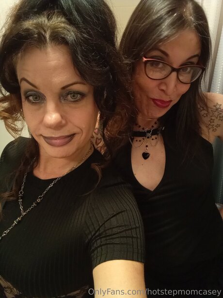 Hotstepmomcasey model adult img