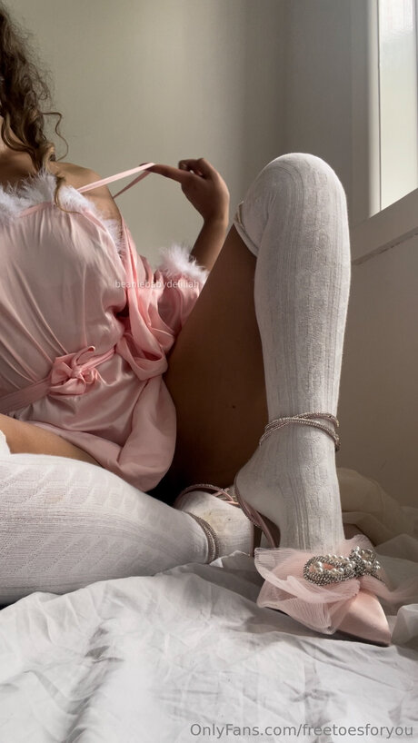 Freetoesforyou erotic model photo