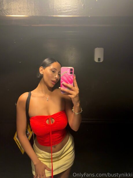 Bustynikki free pornstar pic