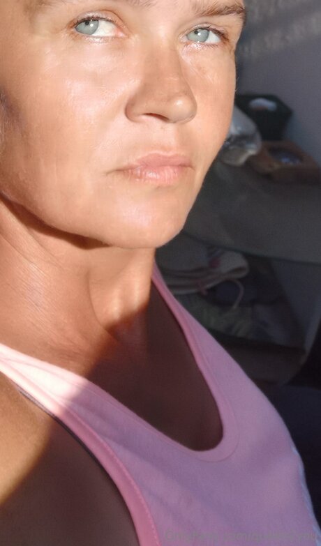 Queen2you model nude photos