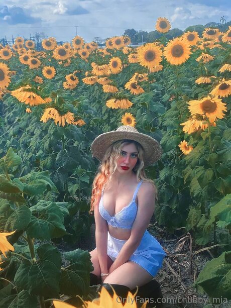 Chubby Mia model free images