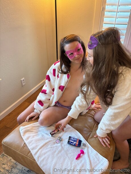 Suburbanbrunette pretty model gallery