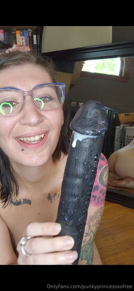 tiny onlyfans pornos image