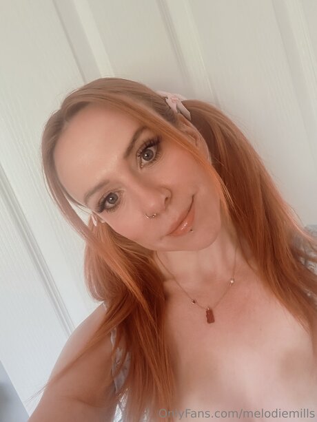 Melodiemills erotic model photo