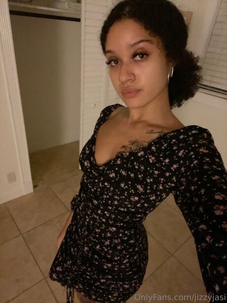 Jizzyjasi pretty star pic