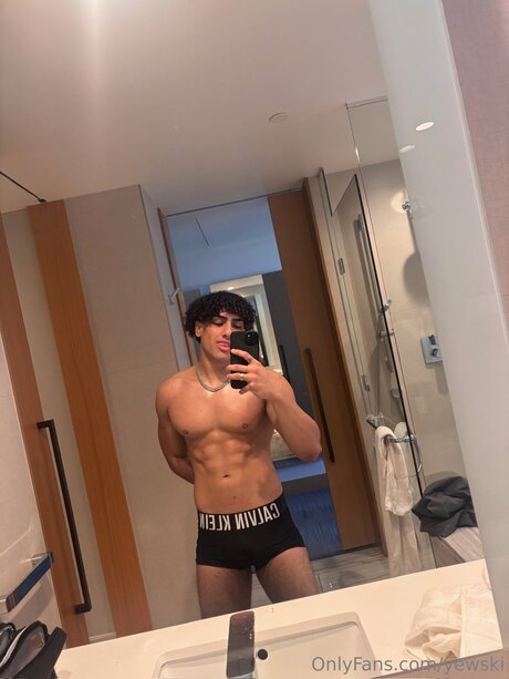 Yewski model naked pic