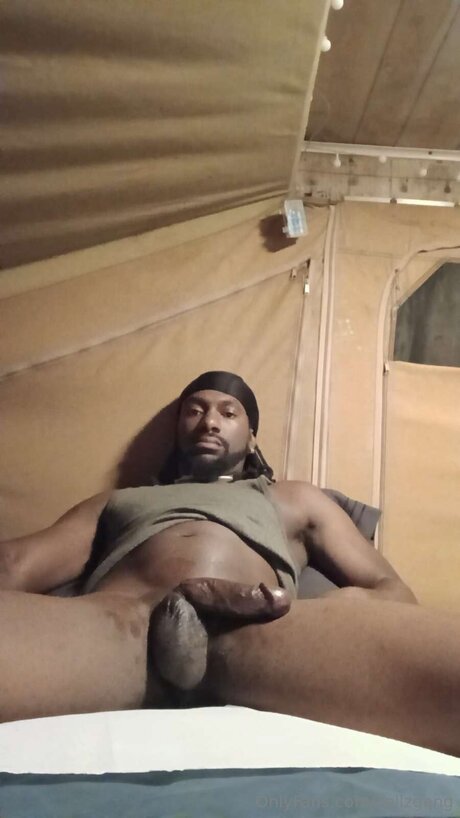 Kellzgang model pornographic picture