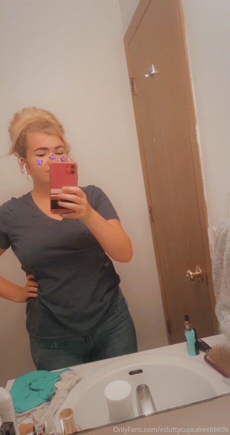 Xsluttycupcakex6669x naked actress archive