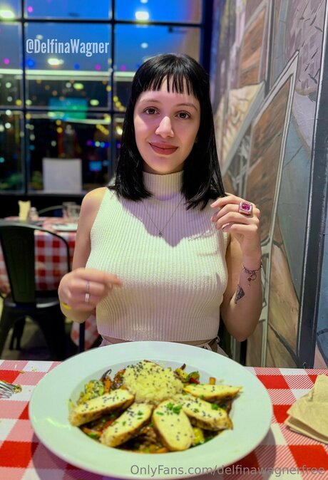 Delfinawagnerfree nude model pic