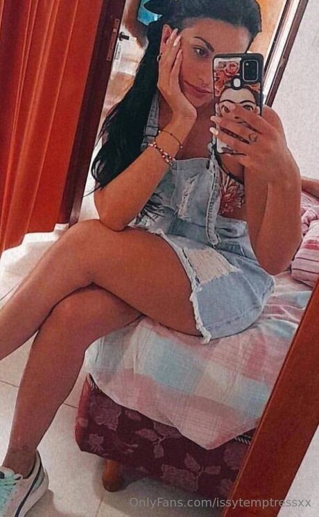 Issytemptressxx model sexy photos