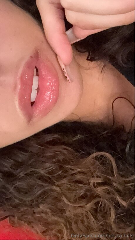 Becxa Hills model top picture