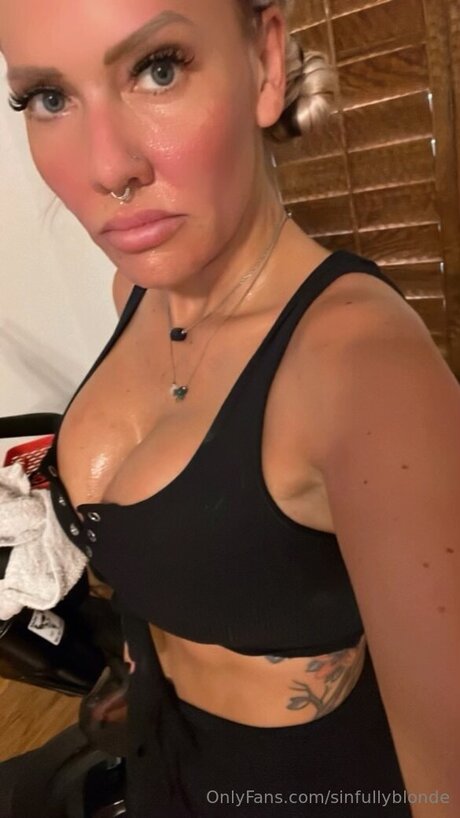 Sinfullyblonde model nude images