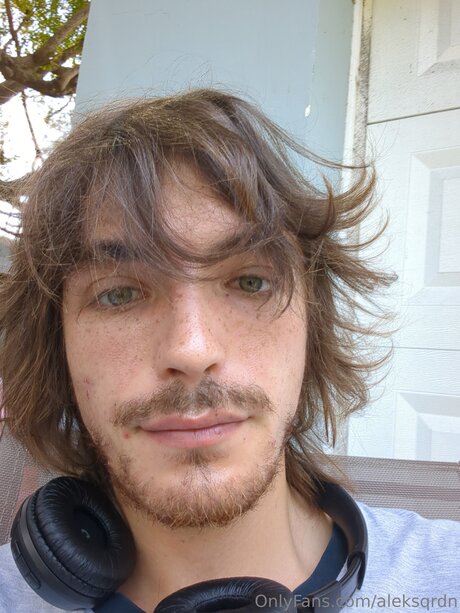 Aleksqrdn model hot images