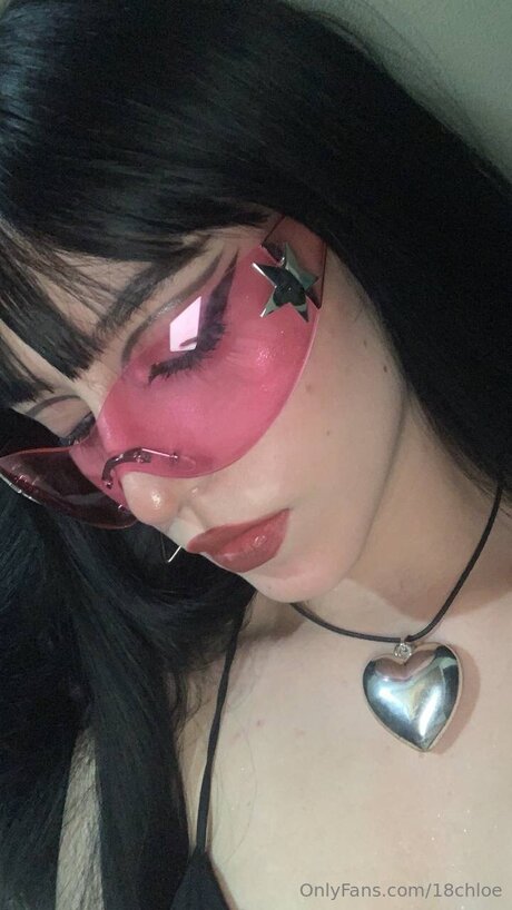 18chloe hot actress image