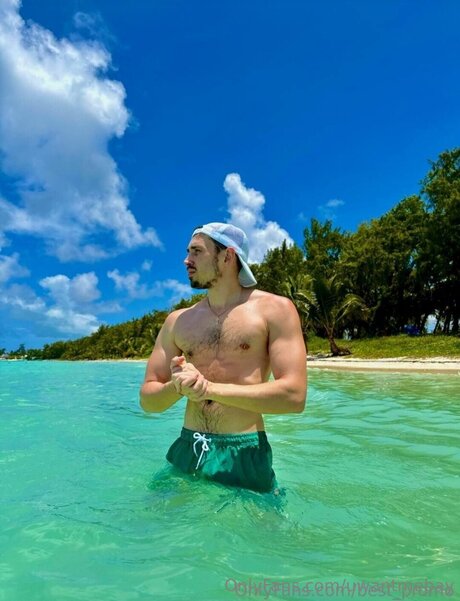 Uwantmebay model high quality images