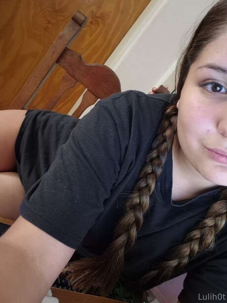 Lulih0t model pretty picture