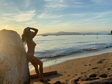 Queenvee Sexy model adult pic