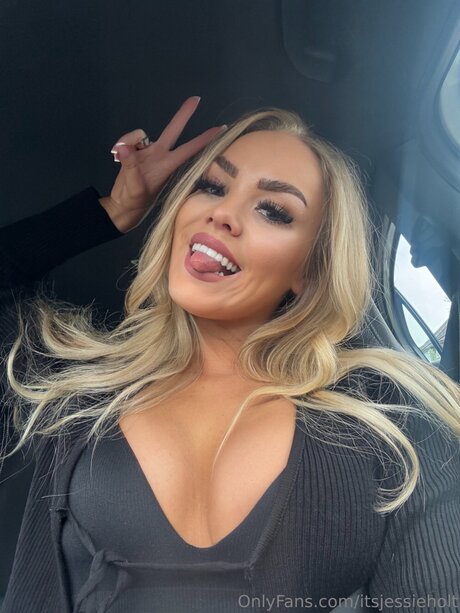 Itsjessieholt naked model images