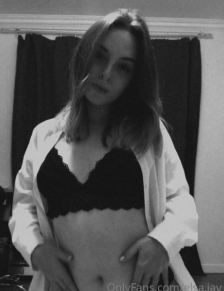 Elsa Jay beautiful star photos