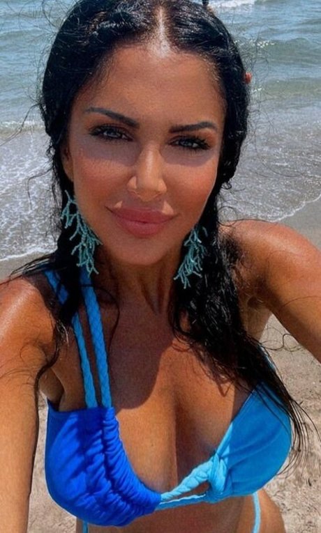 Ginia 900 model pretty pic