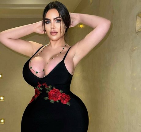 Noure Sahli model adult pictures