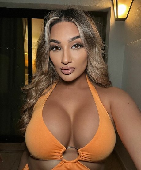 simmykk exclusive model pics