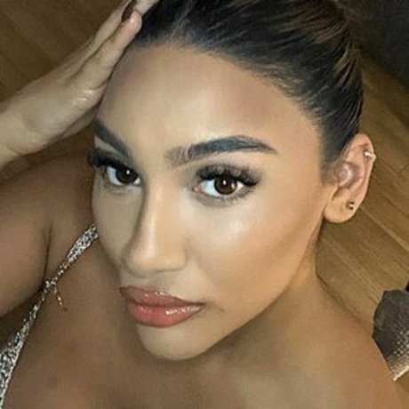 simmykk model best picture