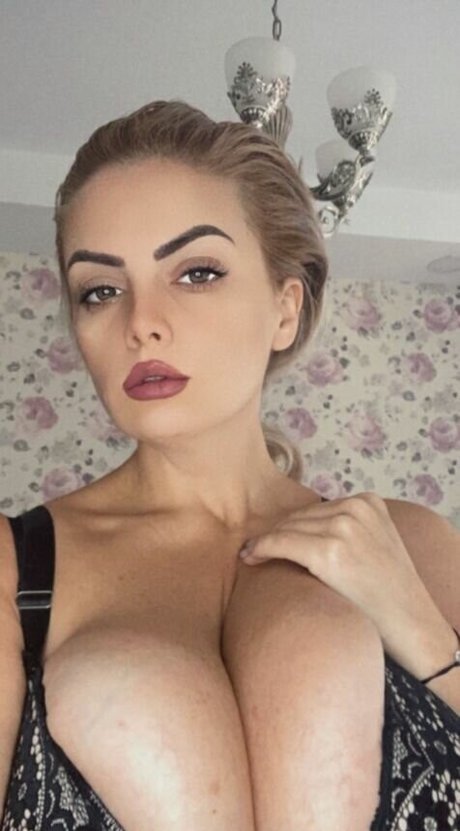 Arianna Sinn model high quality picture