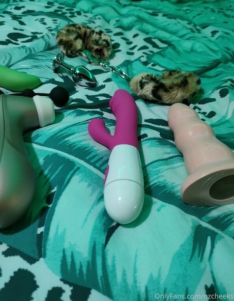 nzcheeks star naked photo