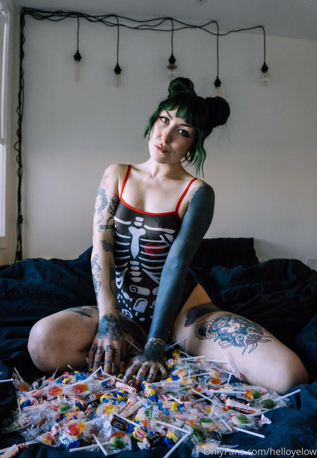 helloyelow erotic model galleries