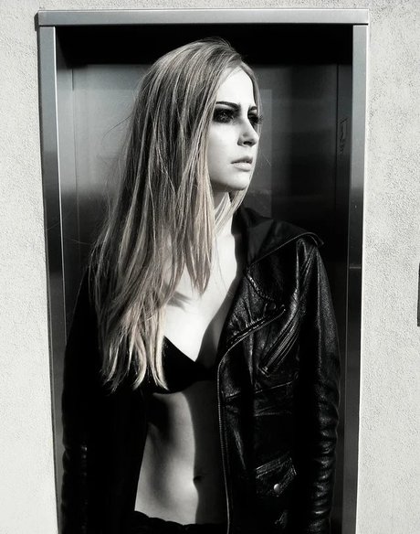 Stevie Wynne Levine art model pics