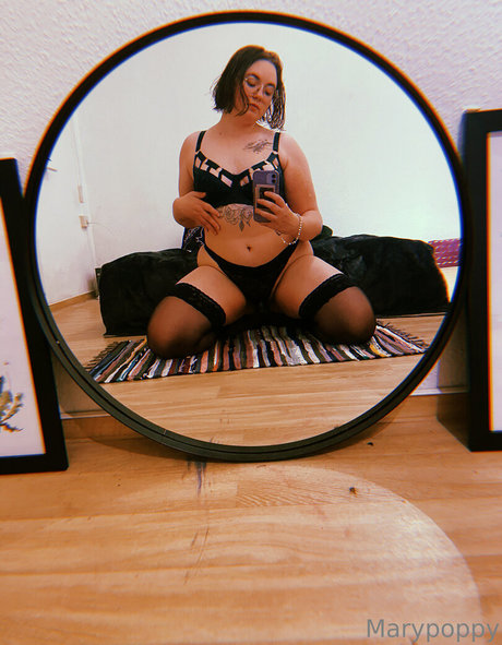 marypoppy naked model image