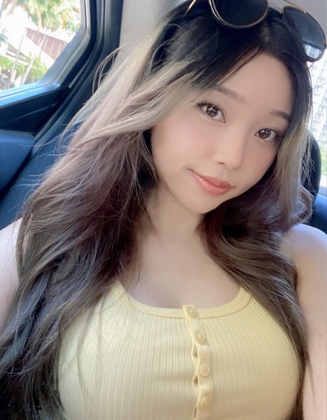 Canahry model sexy pic