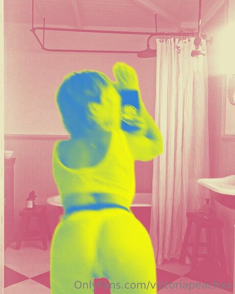 Victoriapeachxx model art photo