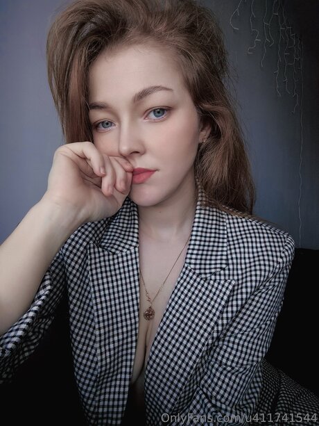 U411741544 beautiful model photo