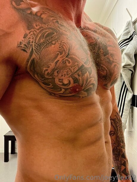 Joeyflex69 model naked photo