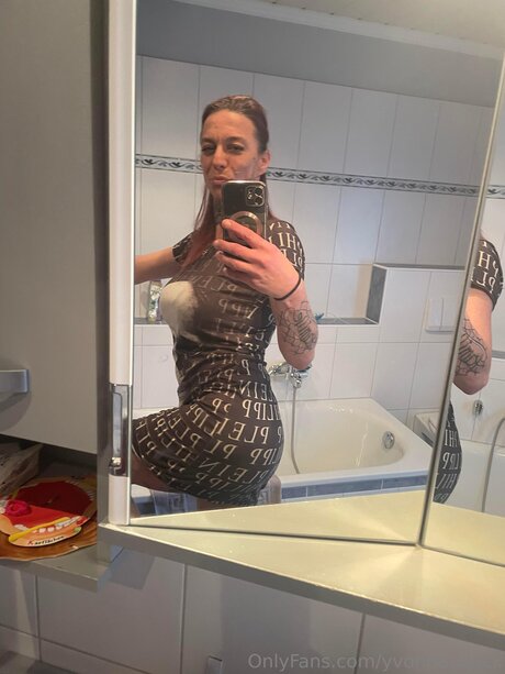 Yvonne Black naked actress photos