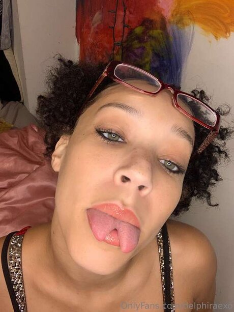 Delphiraexo star nudes pictures