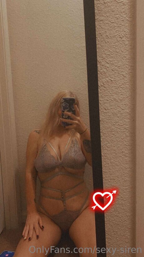 Sexy Siren actress img