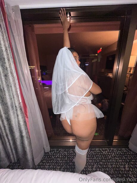 Desi Silk nude model picture