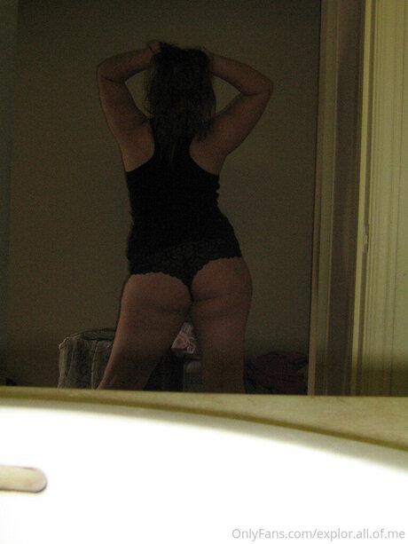 Sweet Tasty Peaches nude star pic