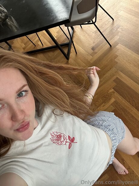 Lilyoneill nude model picture